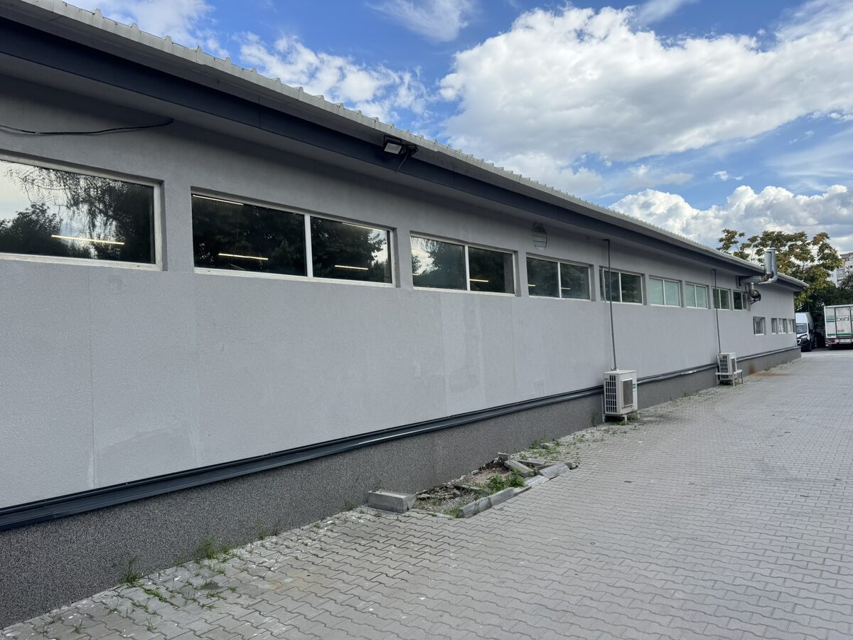 Обновената фасада по дължина