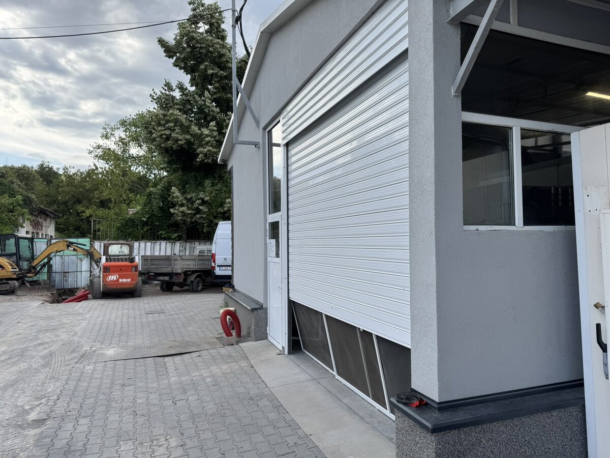 Обновената сграда с новите врати